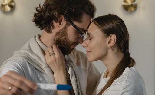 Man en vrouw hebben zwangerschapstest gedaan