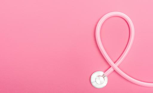 Stethoscoop op roze achtergrond